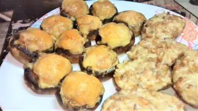 Фаршированные грибы и картошка с сыром и фаршем