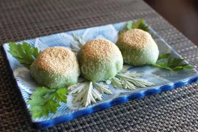Японский десерт йомоги дайфуку