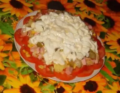 Салат слоями с помидорами и колбасой