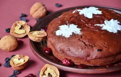 Шоколадный пирог с сухофруктами и орехами постный новогодний