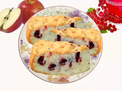 Бисквитный пирог с замороженными ягодами