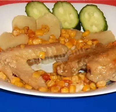 Тушеная курица с кукурузой и томатами