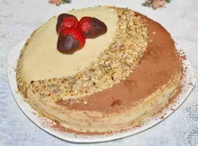 Бисквитный торт с заварным кремом, грецкими орехами и маком