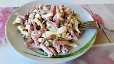 Салат с колбасой и паприкой