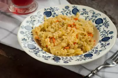 Вегетарианский рис с капустой и морковкой в духовке