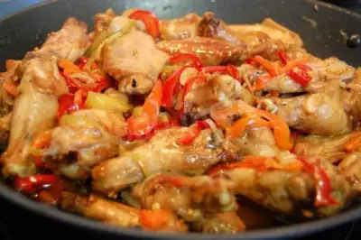 Жареные куриные крылышки с болгарским перцем с соевым соусом