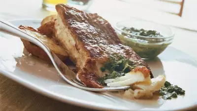 Жареная рыба с зеленым соусом чили