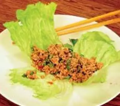 Свинина по-китайски на листьях салата