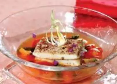 Стерлядь в рыбном фюме с мини овощами