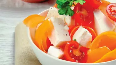 Салат из брынзы, перца и томатов черри