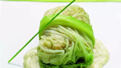 Савойская капуста, фаршированная овощами, со сливочным соусом