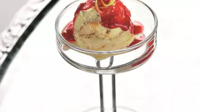 Мороженое крем-брюле с малиновым соусом