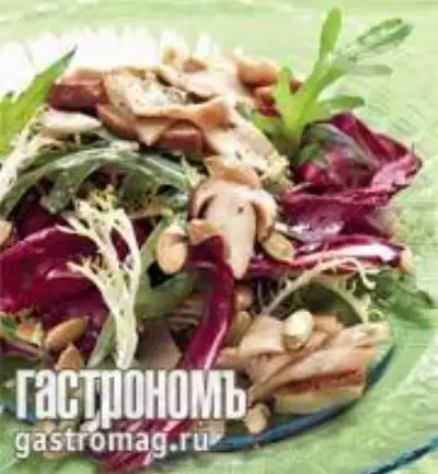 Зеленый салат с белыми грибами и тыквенными семечками