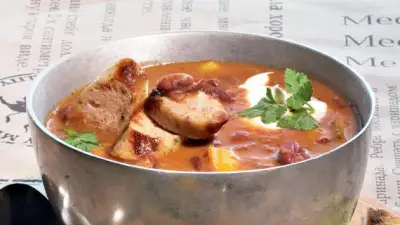 Фасолевый суп с колбасками гриль