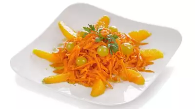Салат из моркови с апельсинами и виноградом
