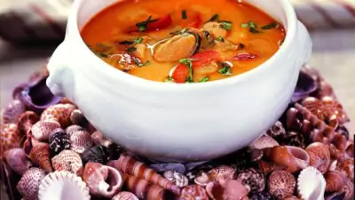 Холодный крем-суп из мидий и креветок с карри