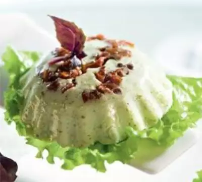 Зеленое желе из йогурта с моццареллой