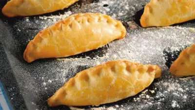Пирожки с картофелем фетой и печеным чесноком