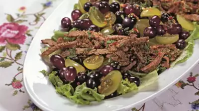 Салат с говядиной и виноградом