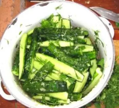 Салат из малосольных огурцов, чеснока и зелени