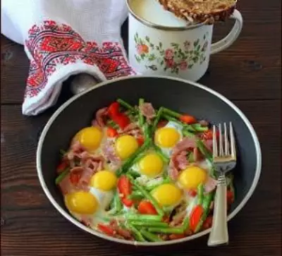 Яичница с перепелиными яйцами спаржей и беконом