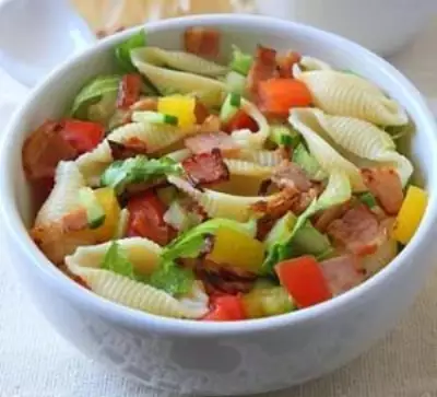 Салат с пастой сырокопченой телятиной и овощами