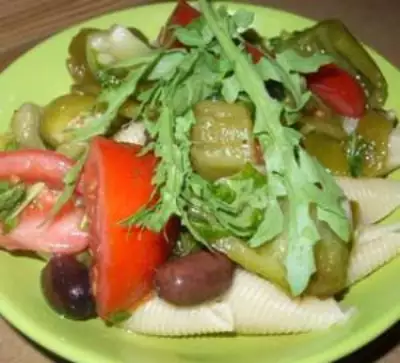 Теплый салат из пасты с овощами и маслинами