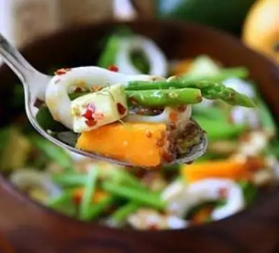 Салат из кальмаров со спаржей манго и авокадо
