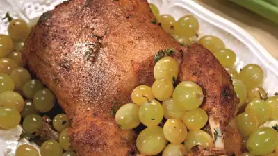 Утка с куриной начинкой и виноградом