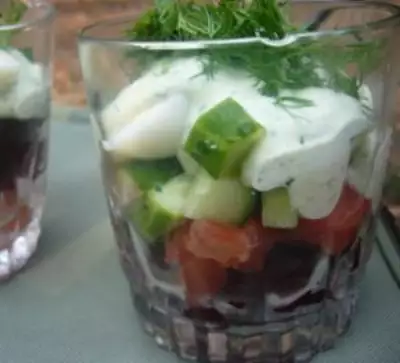 Салат веррин с семгой свеклой и йогуртовым соусом