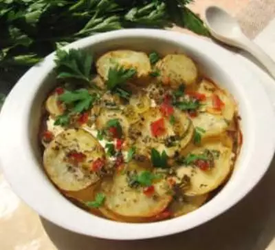 Картофельная запеканка с рикоттой болгарским перцем и травами