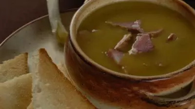 Гороховый суп с чесночными тостами