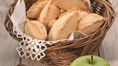 Пирожки с сыром яблоками и мятой
