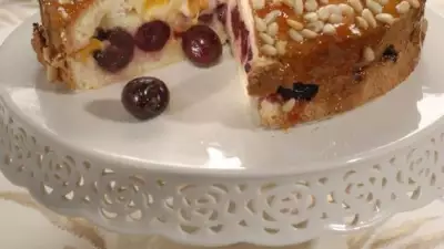 Пирог из черешни с кедровыми орешками