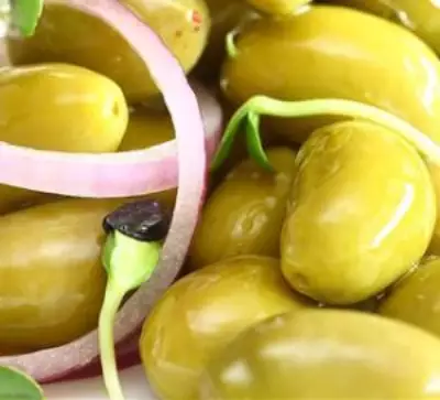 Салат с овощами и оливками