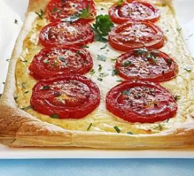 Пирог с томатами базиликом и сыром таледжио