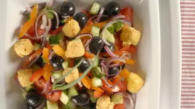 Греческий салат с жареным сыром