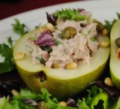 Салат с тунцом в груше
