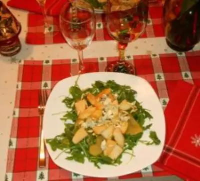 Салат из груши с рукколой и сыром Дор блю