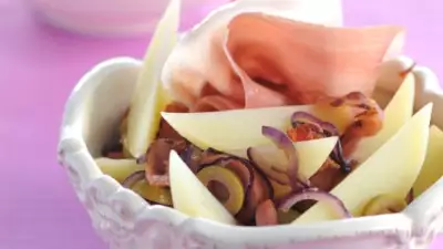 Картофельный салат с копченостями