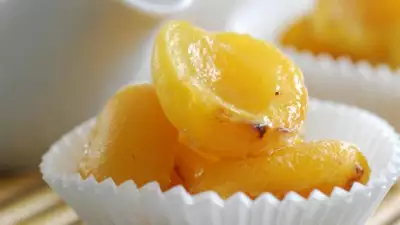 Карамелизованные абрикосы с мятным йогуртом