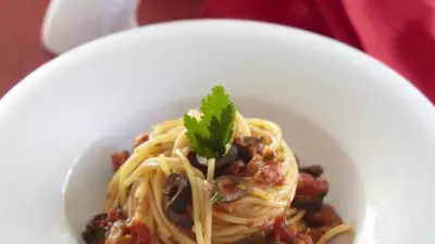 Спагетти с корейкой маслинами и помидорами