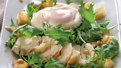 Салат из копченой трески с яйцами пашот и крутонами