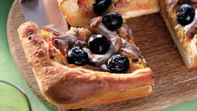 Писсаладьер, французский луковый пирог с анчоусами