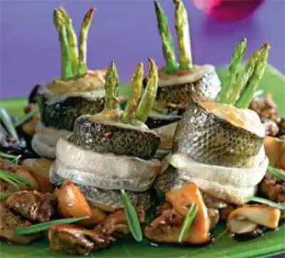 Тюрбаны из сибаса с белыми грибами и зеленой спаржей