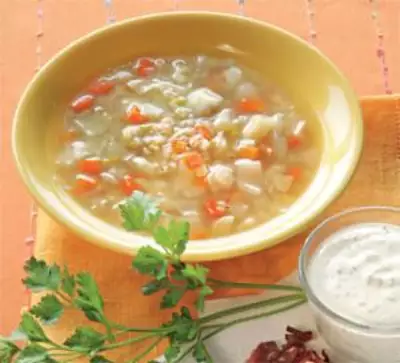 Перловый суп с овощами и беконом