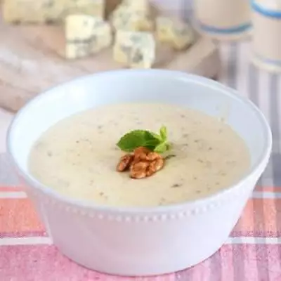 Суп с грецкими орехами и сыром с голубой плесенью в мультиварке