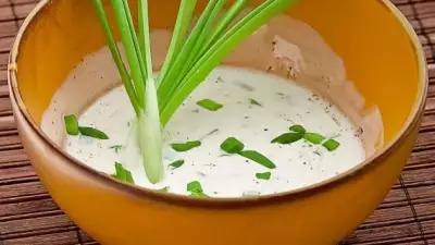 Йогуртовая заправка с зеленым луком