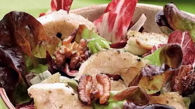 Куриный салат с радиккьо и глазированными грецкими орехами