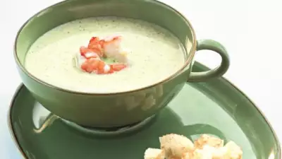 Суп из брокколи с креветками и крутонами